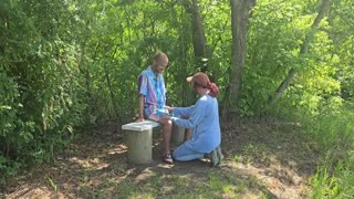 Pervy Nerd Betrapt door Jogger - Ze Laat Hem Meedoen Buiten