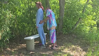 Nerd pervers prins de alergătoare - Ea îl face să i se alăture în aer liber