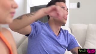 הרלי קינג רוטטת כוס מגולחת על הספה בפיתוי עמוק