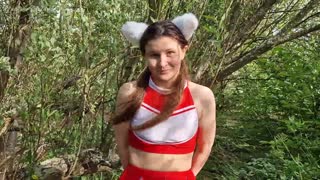 แฟนสาววิ่งหนีเข้าป่ารุกกี้แล้วคุกเข่าดูดควยแข็งๆ