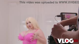 Blonde plantureuse Bibi Bugatti montre côté coquin sur cam 😏