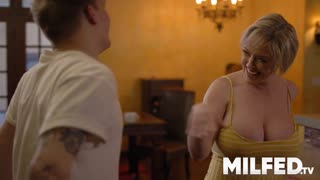 Busty milfa zapeljuje mladega fanta - MILFED