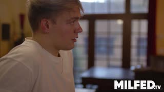 爆乳熟女勾引年轻种马激情缠绵