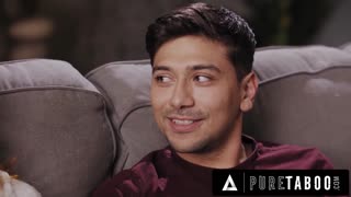 Öfkeli Milf Serene Siren ufak kızıl Scarlet Skies'ı kamere sikilirken yakaladı