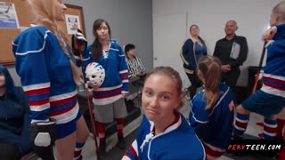 大屁股金发诱惑摄影师更衣室口爆