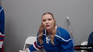 बड़ी गांड वाली ब्लोंड ने कैमरामैन को लॉकर रूम में चूसा