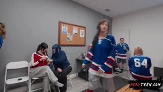 Pirang Pantat Besar Goda Kameramen Ruang Ganti Hisap Kontol