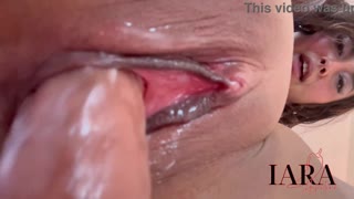 Vau, ta pohlepna pička curi mlekom! 😍