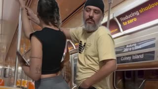 Gozo explode na garota jovem no metrô de Nova York!