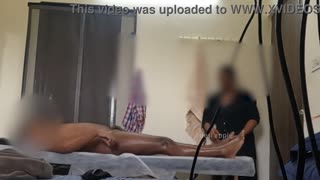 สาวสปาไทยชักควยให้ฉันสักทีในร้านสปา