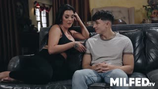 אישה בוגרת מוצצת זין ענק של חבר שרירי חטוב