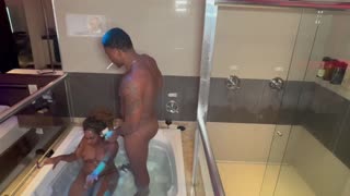 Mirno kupanje u kadi sa crnim tipom se razvija