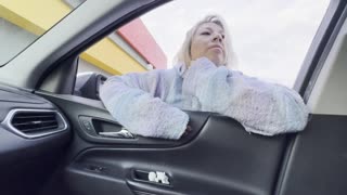 Spotar hemlös tjej på gatan och tar hem henne för knull