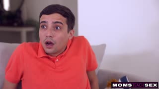 Ембер Сноу дражнить Кімі Кімм боротьбою ніг у підборах