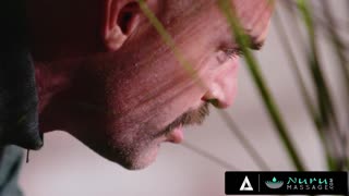 تشارلز ديرا وشينا رايدر ينضمان لزوجين في تدليك نورو ثلاثي