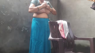 Soție face baie goală în curtea exterioară