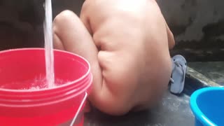 Bojo siram awake ing latar mburi