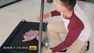 Lexi Luv urla scopami figa bagnata ex mentre ripari tapis roulant!