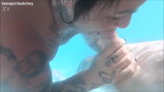 Threesome de Vacanță în Piscină