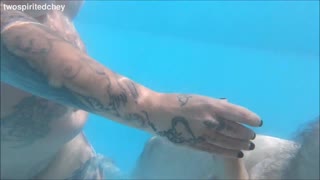 假期泳池边三人行湿身狂干高潮不断