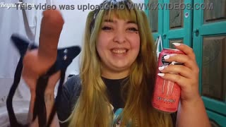 POV твоя дівчина змушує тебе надягнути рожевий страпон для фемінізації та траху в сідниці