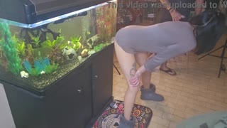 Žena prijatelja: gledam je kako jebe dildo s prijateljima