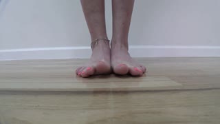 Cô nàng petite tóc vàng deepthroat liếm bi nuốt trọn giọt tinh