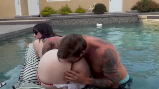 Blowjob And Ass Eating In Pool