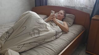 Femme mouillée se masturbe fort porno vrai squirt orgasme maison