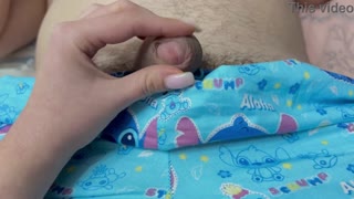 Pieni kyrpä täyttää brunetin suuren suun spermalla