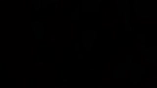 Vykřivěná kráska se vplíží do postele! Prosí o naši divokou trojku!