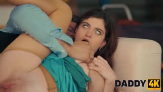 DADDY4K. Nézd apucit döngölni fordított cowgirlben borotvált brunettén