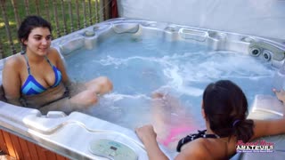 Coed brunette Jamie Litton dan Vicky bagi kontol berdenyut doggy di bak mandi