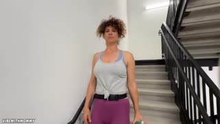 Obupana milfa z velikimi prsi mami tujca v POV jahanju in cumshotu