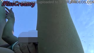 公共泳池閃屄給陌生人被指姦高潮😈人群圍觀超刺激-misscreamy