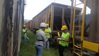 Dělníci praští pasivního kolegu na oběd a pak ho krmí smetanovým dezertem Č1