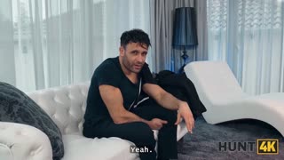 هنت4ك. أدخل زبك في كسي الضيق أمام هذا الخاسر!