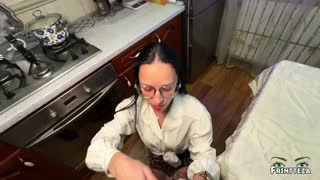 厨房狠干紧屄新年热内射灌满淫水