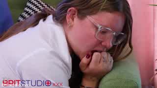 红发新人Rae护士服下忍受Greene严厉打屁股女同支配