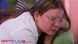 Nováček rudovlasá vysokoškoláčka Rae snáší sestru Greeneinu přísnou bitku a lesbickou dominanci v nemocničních uniformách