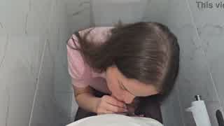 first date leads to a quick restaurant bathroom stop