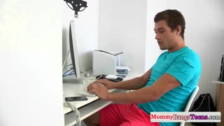 വലിയ മുല ബ്ലോണ്ട് MILF യുവാക്കളോട് ത്രിസം