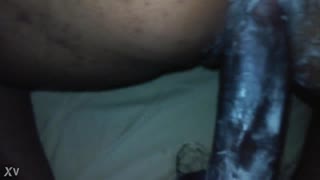 Лоша кујка пуши и јебе своју прљаву пичку аматерски са спермом