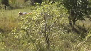 Pervert fångade en stunnande blond solbadande naken på vild strand, klappar av till klimax