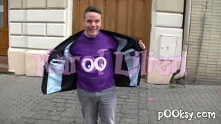 Amatööri ranskalainen teini Karol kiusoittelee lisää kotivideolla