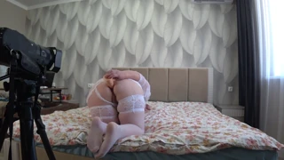 Como minha esposa milf curvilínea grava seu vídeo de brincadeira anal. Essa bunda grande em calcinha sexy goza forte na câmera, vibe total PAWG! 😍