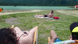 Voyeur spuit lading terwijl geile latina hotwife flasht en masturbeert op druk strand