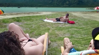 Voyeur goza rios vendo latina hotwife exibindo e se masturbando na praia lotada