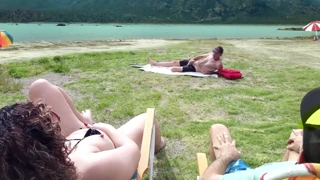 Voyeur stříka obrovskou dávku na sexy latinku hotwife na pláži