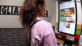 فتاة برونيتية تلعب بلعبة لوفنس في سيارة عامة